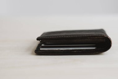 Deri cüzdan, içinde kredi kartı ve banka kartları var. Erkek cüzdanı