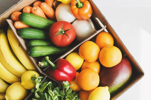 Entrega Frutas Frescas Hierbas Verduras Una Granja Local Compras Comestibles — Foto de Stock