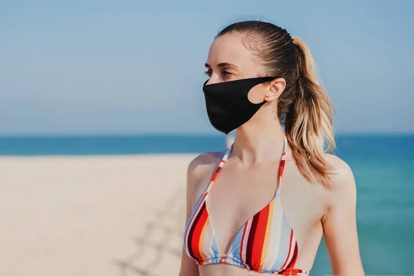 Egy Bikinis Védőmaszkot Visel Parton Covid Vagy Coronavirus Pandémia Nyári — Stock Fotó