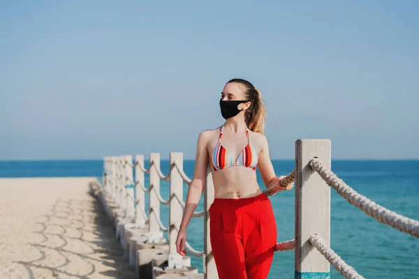 Egy Bikini Felsőben Piros Nadrágban Újrafelhasználható Maszkot Visel Nyilvános Strandon — Stock Fotó