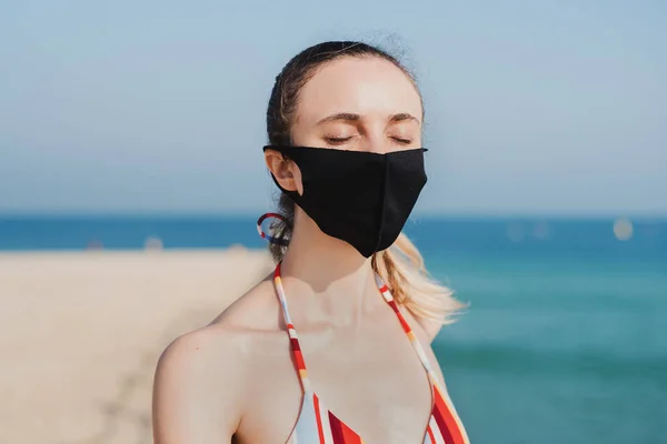 Retrato Uma Jovem Mulher Usando Máscara Protetora Reutilizável Praia Proteção — Fotografia de Stock