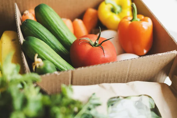 Caja Papel Con Frutas Verduras Locales Frescas Servicio Reparto Comida — Foto de Stock