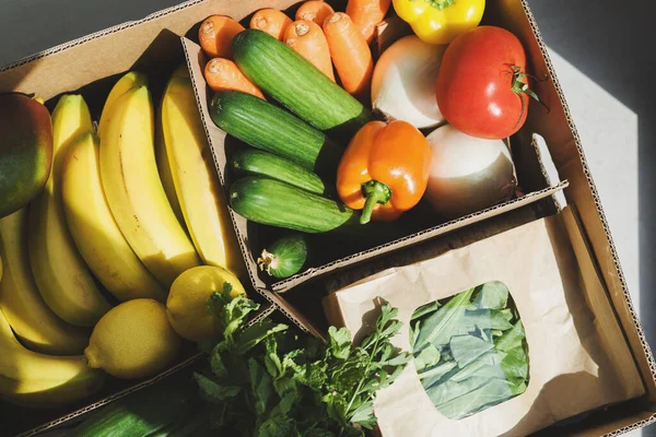 Verduras Frutas Una Caja Papel Concepto Entrega Alimentos Paquete Cero — Foto de Stock