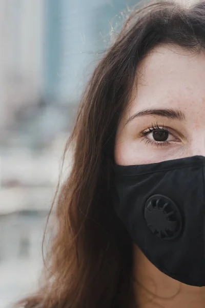 Félig Arckép Fiatal Nőről Aki Védőmaszkot Visel Szűrővel Légszennyezés Vírusvédelem — Stock Fotó