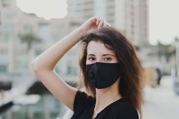 Egy Portréja Aki Újra Használható Fekete Színű Védőmaszkot Visel Légszennyezés — Stock Fotó