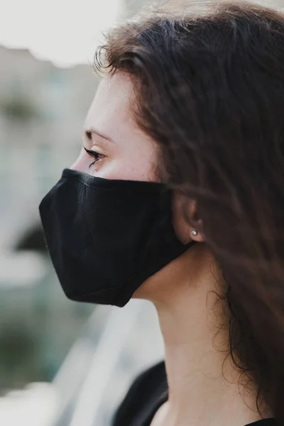 Egy Fekete Színű Védőmaszkot Viselő Vírusok Por Légszennyezés Allergia Elleni — Stock Fotó