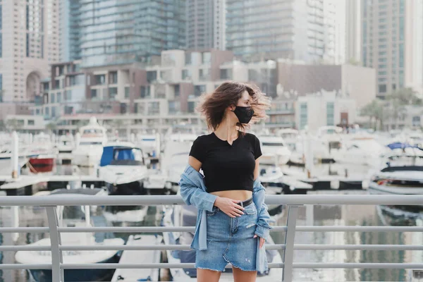 Mujer Joven Traje Casual Con Máscara Facial Reutilizable Para Protección — Foto de Stock