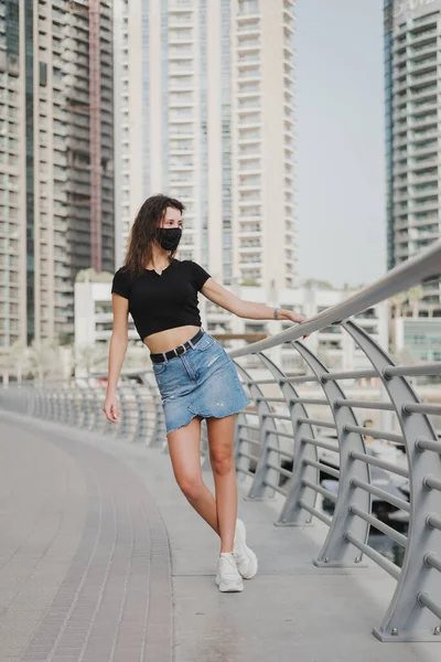 Mujer Joven Camiseta Negra Falda Mezclilla Que Usa Mascarilla Protectora — Foto de Stock