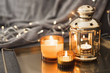 Altın fener ve yanan mumlar metal tepside. Ramazan, Kurban Bayramı, Kurban Bayramı, Kurban Bayramı gibi müslümanların ev dekorasyonu