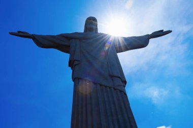 Rio de Janeiro; Brezilya - 12 Şubat 2019: Gündüz vakti Corcovado Dağı 'nın tepesinde Kurtarıcı İsa Heykeli