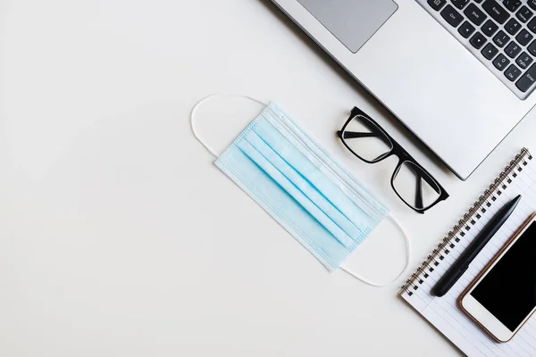 Teclado Para Ordenador Portátil Mascarilla Médica Gafas Lectura Portátil Bolígrafo — Foto de Stock