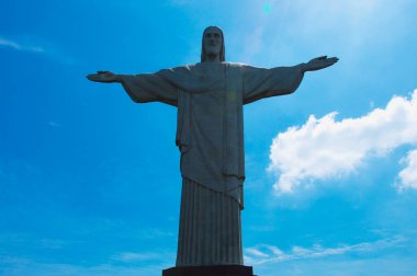 Rio de Janeiro; Brezilya - 12 Şubat 2019: Güneşli bir günde Corcovado Dağı 'nın tepesinde Kurtarıcı İsa Heykeli