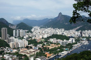 Rio de Janeiro; Brezilya - 12 Şubat 2019: Sugarloaf Dağı 'ndan Rio de Janeiro şehir manzarası. Corcovado dağı, liman ve binalar