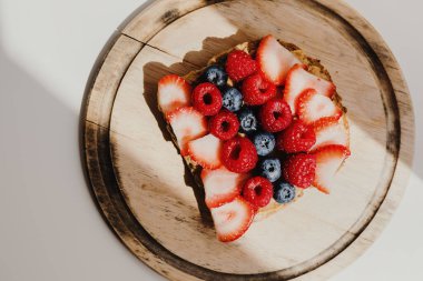Fıstık ezmeli tost ve taze mevsimlik böğürtlenler sabahın erken saatlerinde ele geçirildi. Sağlıklı kahvaltı.