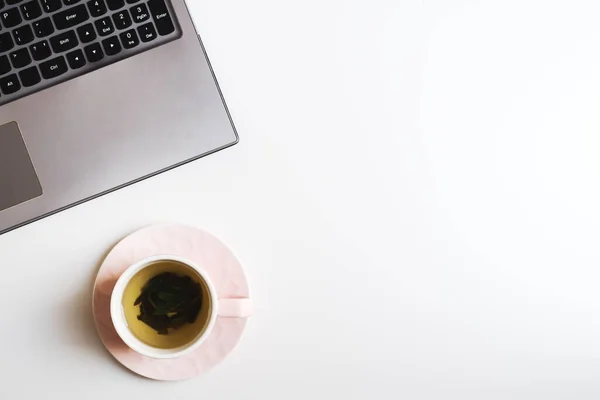 Ordenador Portátil Verde Una Taza Color Rosa Mesa Blanca Vista — Foto de Stock