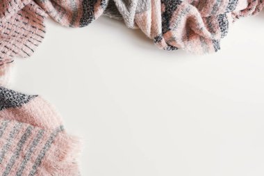 Pembe eşarplı arka plan, üst görünüm, yazı için boşluk. Kış mevsimi