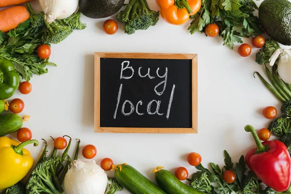 Blackboard Krétával Szöveg Buy Local Fehér Háttér Változatos Friss Szezonális — Stock Fotó