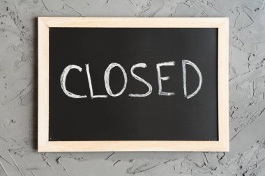 Kapalı tabela tahtası. Tahtaya 