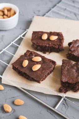 Metal tepside servis edilen badem fıstıklı ev yapımı çikolatalı brownie. Geleneksel çikolatalı tatlı