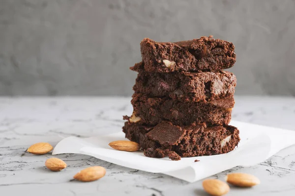 Beton masadaki bir kağıt parçasına bademli çikolatalı kek. Geleneksel Amerikan tatlısı
