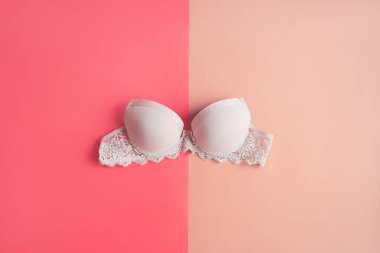 Pembe arka planda bej renkli klasik sütyen. Kadın iç çamaşırı. Kadın Sağlığı ve Göğüs Kanseri Farkındalığı Konsepti