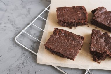 Metal tepside servis edilen ev yapımı çikolatalı kek parçaları.