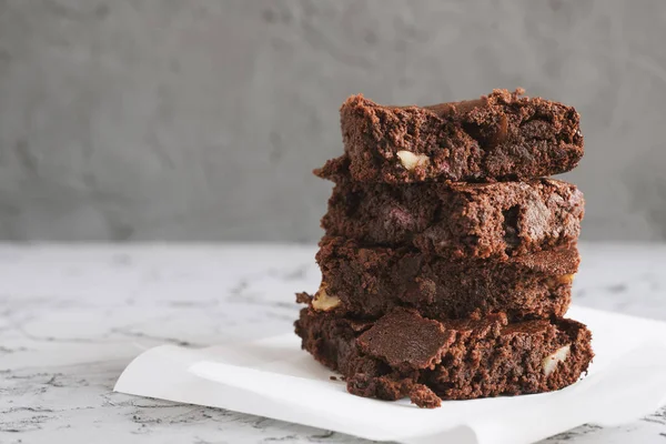 Beyaz kağıtta servis edilen ev yapımı fındıklı brovniler. Şekerli Çikolatalı Tatlı 
