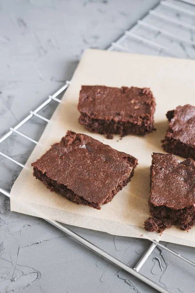 Kağıt ve tepside servis edilen ev yapımı çikolatalı kekler. Şekerli çikolatalı pasta.