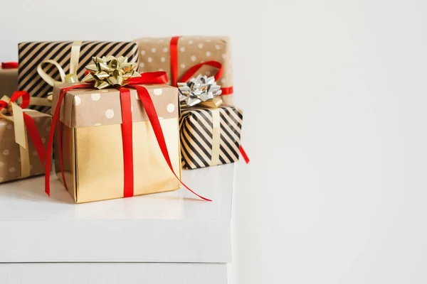 Viele Geschenkboxen Stehen Auf Einem Weißen Tisch Weihnachtsgeschenke Diy Geschenkideen — Stockfoto
