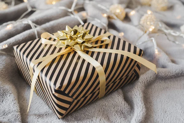 Подарочная Коробка Завернутая Бумагу Золотой Лентой Луком Рождественская Идея Упаковки — стоковое фото