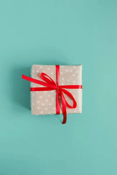 Kleine Geschenkschachtel Handwerklichem Tupfen Papier Mit Rotem Band Auf Blauem — Stockfoto
