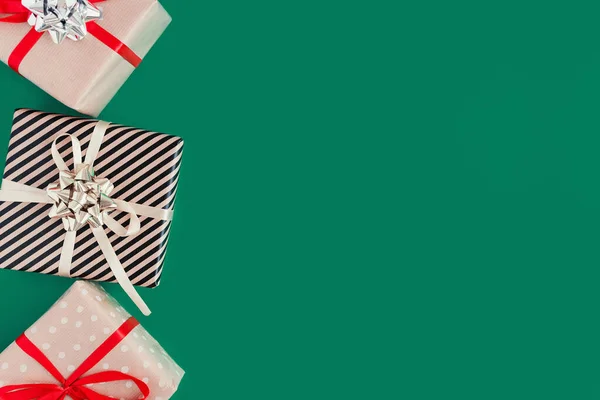 Geschenkverpackungen Bastelpapier Auf Grünem Hintergrund Ansicht Von Oben Hintergrund Weihnachtsgeschenke — Stockfoto