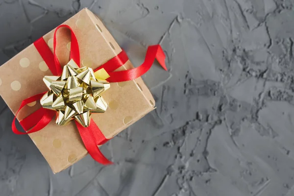 Geschenkkarton Aus Gepunktetem Papier Mit Roter Schleife Und Goldener Schleife — Stockfoto