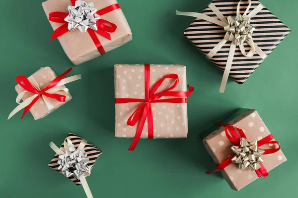 Geschenkschachteln Bastelpapier Auf Grünem Hintergrund Verpackt Weihnachtsgeschenke Diy Verpackungsideen — Stockfoto