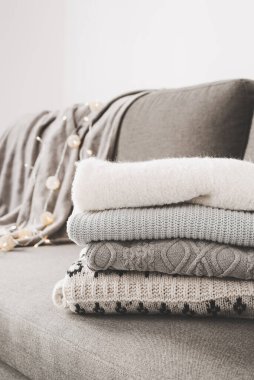 Soğuk sonbahar ve kış mevsimi için sıcak kazak yığını. El yapımı örgü kazaklar. Örgü kıyafetlerine dikkat et. Örgü kıyafetler. 