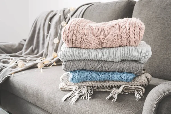 Pile Handmade Sweaters Gray Sofa Living Room Cozy Blanket Decorative — Stock Photo, Image