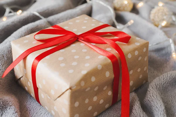圣诞礼物包装的主意 用红丝带包裹的波尔卡圆点工艺纸包好 圣诞及新年礼物 — 图库照片
