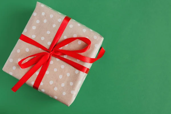 一个礼品盒用手工波尔卡圆点纸包裹 绿色背景 顶部视图 复制空间 环保圣诞礼物包装理念 — 图库照片