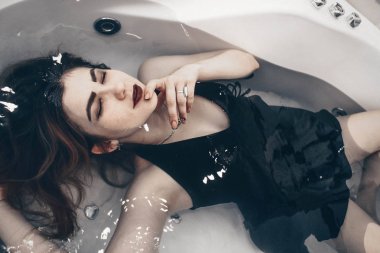 Banyo Bayan. Banyoda, her insan farklı düşünceler kafasında, üzgün ve neşeli vardır.