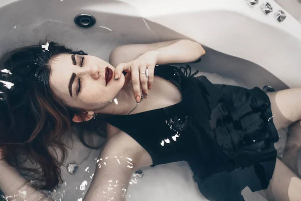 Banyo Bayan. Banyoda, her insan farklı düşünceler kafasında, üzgün ve neşeli vardır.