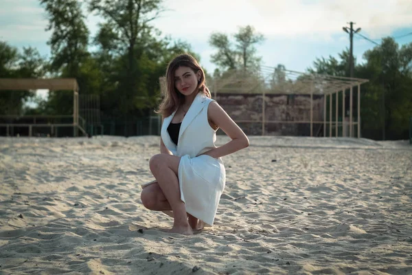 Mutlu yaz. Kız güneşin ilk yaz ışınları sahiptir ve bu sahiptir