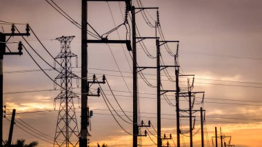 Elektrik direği alacakaranlıkta