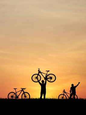 Bisikletli bir adam ve gün batımında bisikletli bir kadın. aktif spor ve sağlıklı yaşam tarzı kavramı.