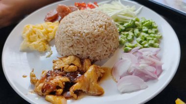 Tavuklu pilav ve sebze