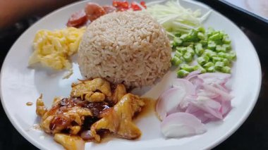 tavuk ve sebze ile pirinç