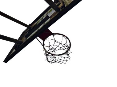 * * Temiz bir gökyüzüne karşı yırtık bir ağ ile yıpranmış bir basketbol potası, açık hava sporlarının ve esnekliğin özünü yakalar.