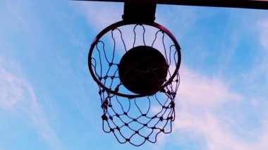 Mavi gökyüzü arkaplanına yakın çekim basket potası