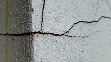 duvarda çatlamak