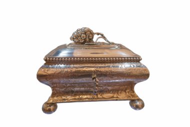 Bu antika gümüş kutuda ayrıntılı oymalarla mükemmel bir işçilik sergileniyor. Dekoratif toka eşsiz bir tasarıma sahiptir, çekiciliğine ve tarihsel değerine eklenir..