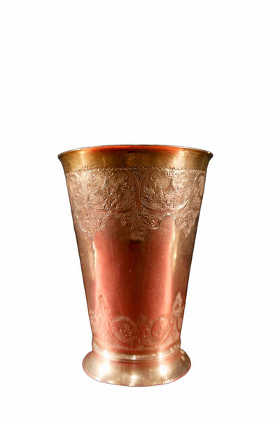 Эта старинная медная чашка демонстрирует изысканные цветочные гравюры и полированную отделку, подчеркивая ее мастерство и историческое значение, что делает ее уникальной коллекционной.